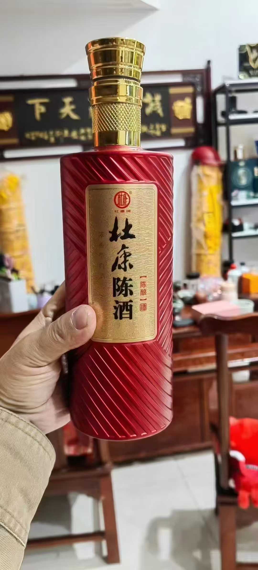 杜康陈酒仓库现货，一件6瓶，老品牌资质齐全，送礼佳品一件六瓶，三个手提袋，在我这里拿货一折不到，需要的赶紧下手