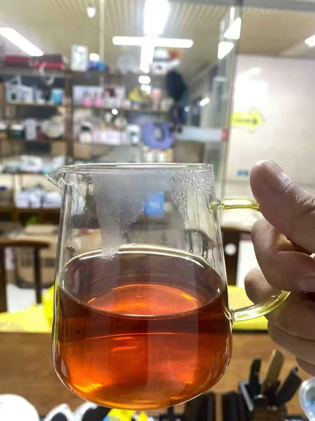 陈皮六堡茶，采用新会陈皮精选六堡茶完美配比，口味浓醇香，适合大众口味、每盒重量220克，（44小包）：保质期15年，礼盒高端大气上档送礼佳品，看中联系