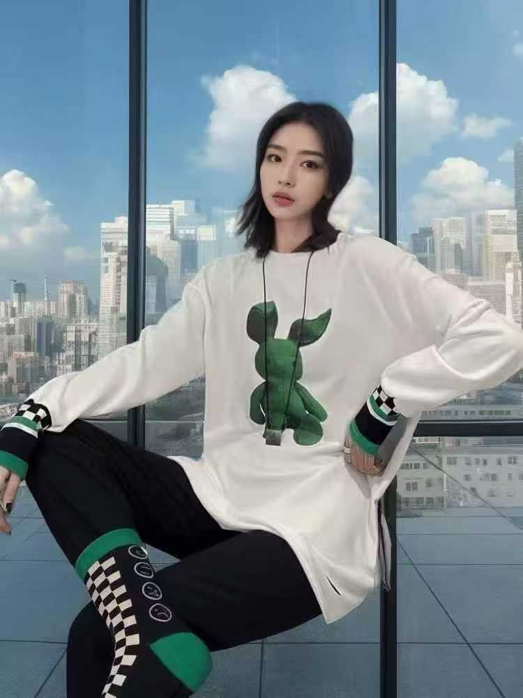 今日上新[玫瑰]
341件情侣款德容打底衫，独立包装，面料柔软舒适保暖，码数1-4码（s-XL），宽松版型，福利8.8[庆祝]