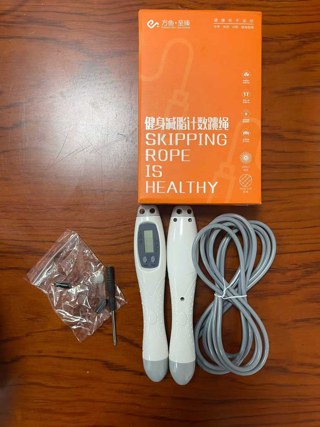 计数跳绳到货20000套左右，两个款式，全新彩盒包装，大货原箱原件，品质做工很好，一根烟钱的事，对口老板拿去赚钱吧