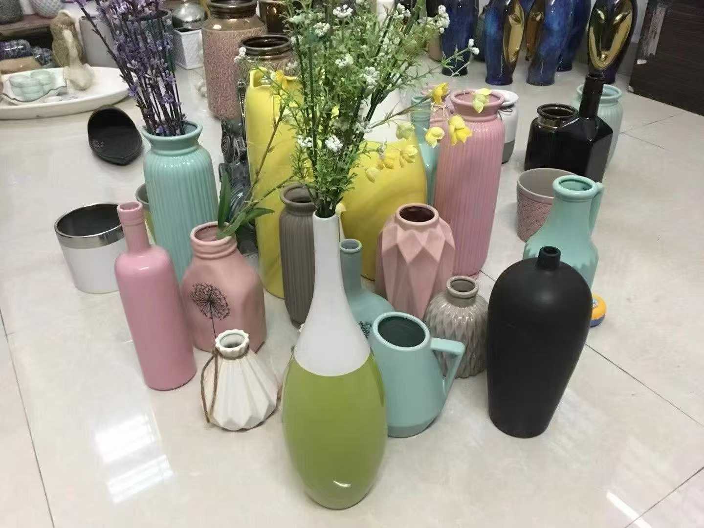 小整单陶瓷摆件/花瓶
按车卖6米8一车
非常便宜处理 ！