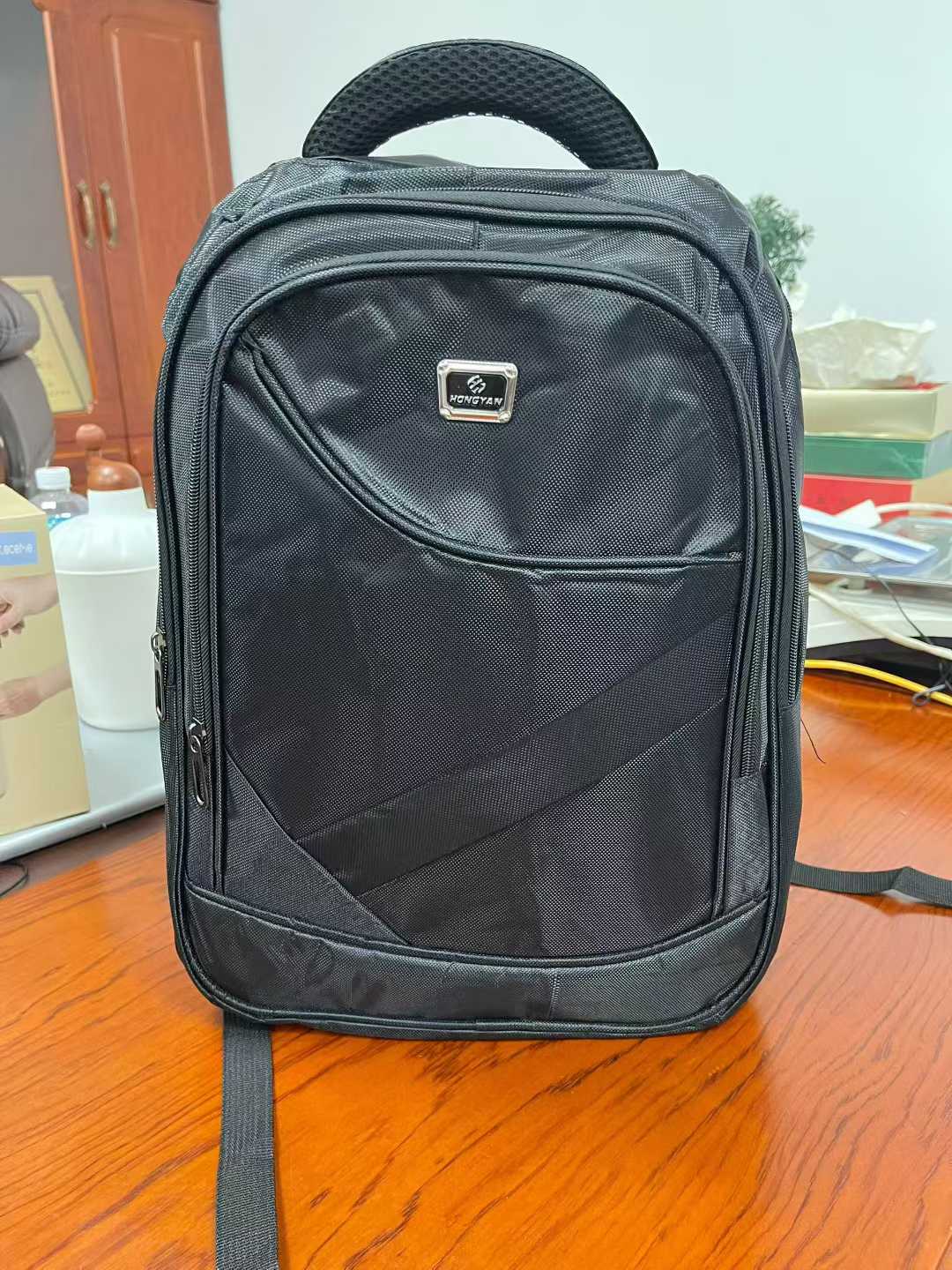 某监狱出品，高品质双肩包最后10000多个，品质做工无可挑剔，一个色6个款式，独立包装，大货整齐干净，内销装柜都可以，可分货出