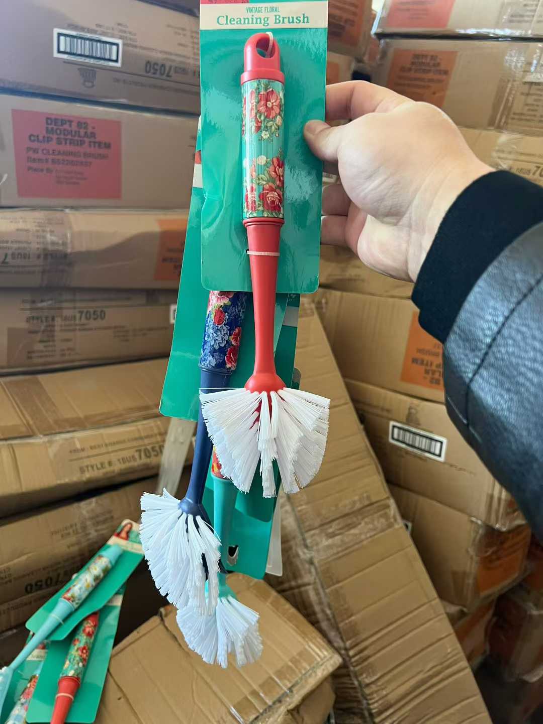 多功能清洁刷到货15000多个，出口外贸品质，质量做工很好，大货原箱原件，低价清货