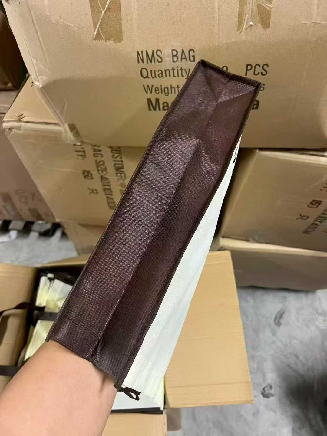 无纺布手提袋 几千个
全部原箱原件
毛毛钱处理 质量不错！