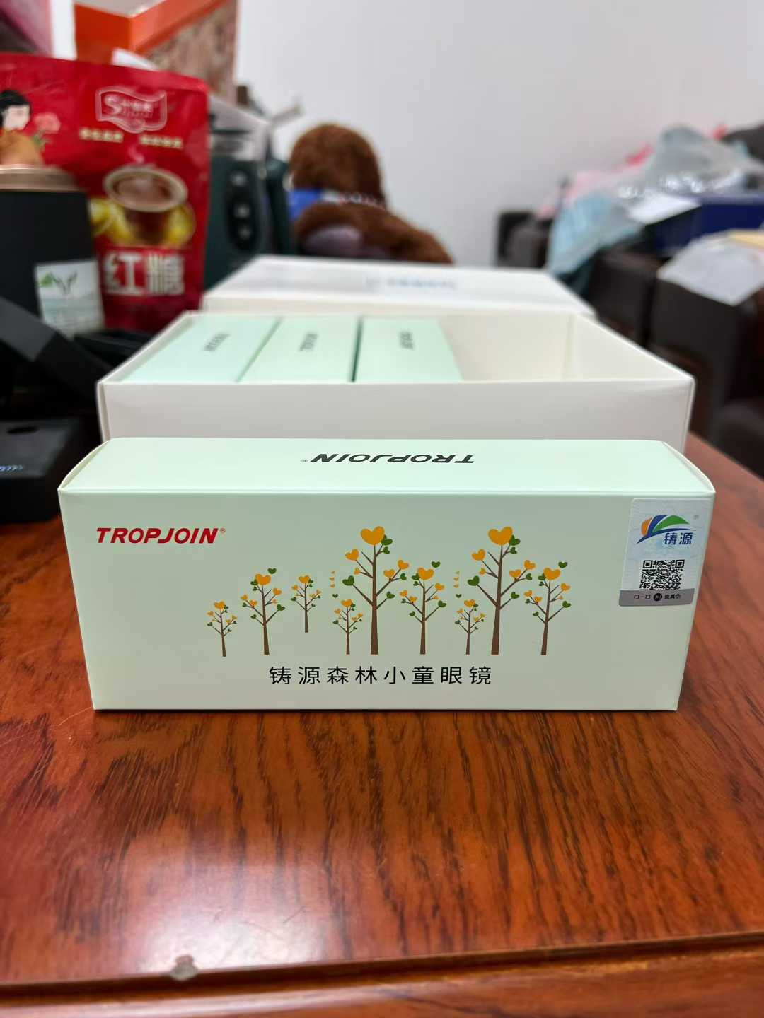 高端儿童眼睛到货10000多套，原价特别贵，防蓝光，对儿童看电子产品，写作业等眼睛疲劳，起到很好的保护作用，懂货的不用多介绍，质量非常好，几块钱的事，对口老板发财货
