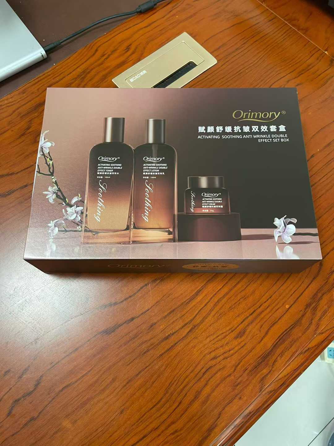 高端化妆品套盒最后3000多套，品质非常好，线下直销品牌，原价4位数，采用进口原料，高端礼盒5件套，资质手续齐全，日期到27年，懂货的拿去发财